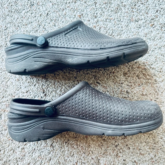 Faux Crocs - Gray - Women’s Men’s Unisex Closed Toe Shoes Women Size 11 or Men 9 - Picture 4 of 5